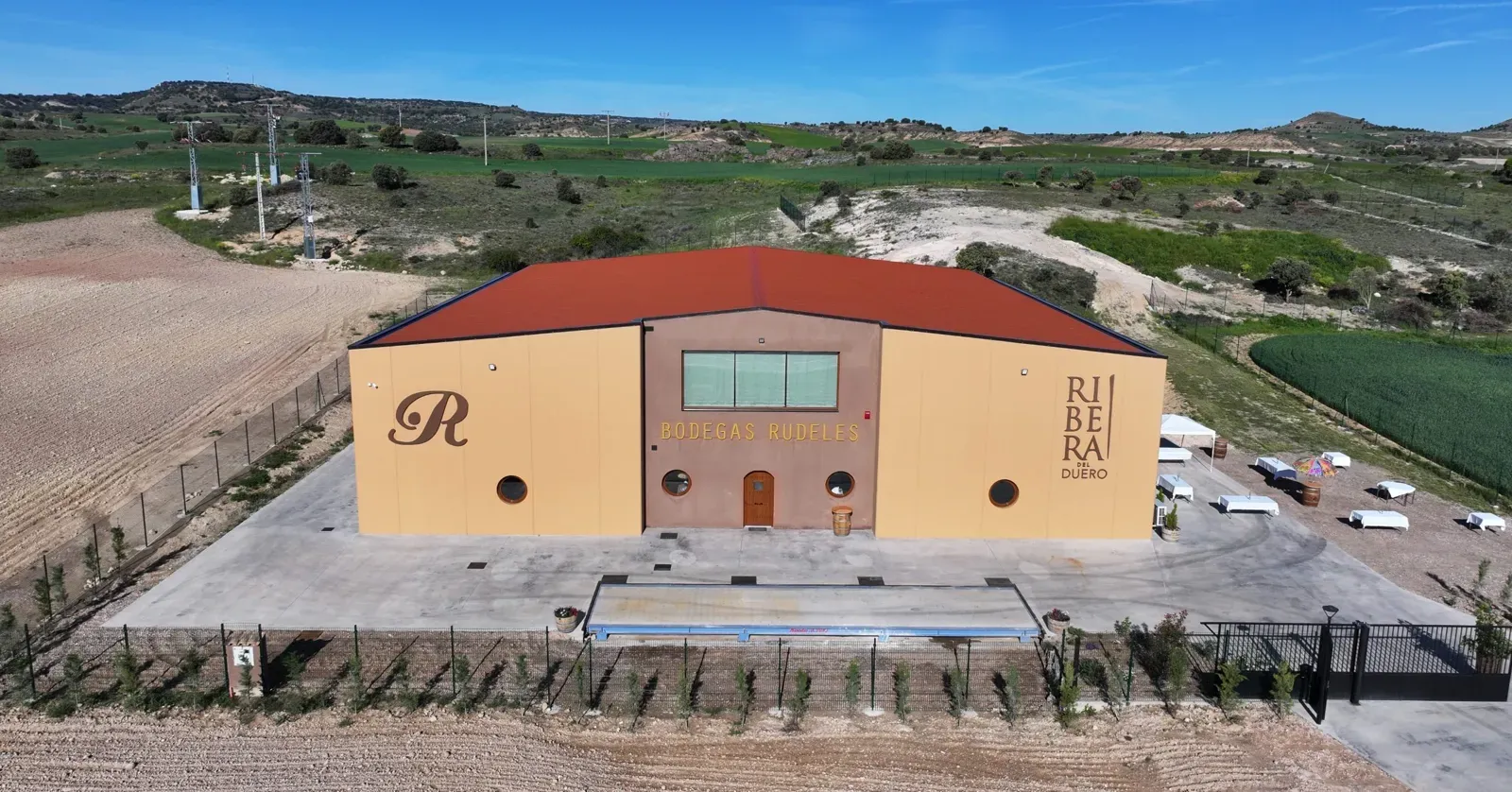 Vista aérea de una bodega en la Ribera del Duero