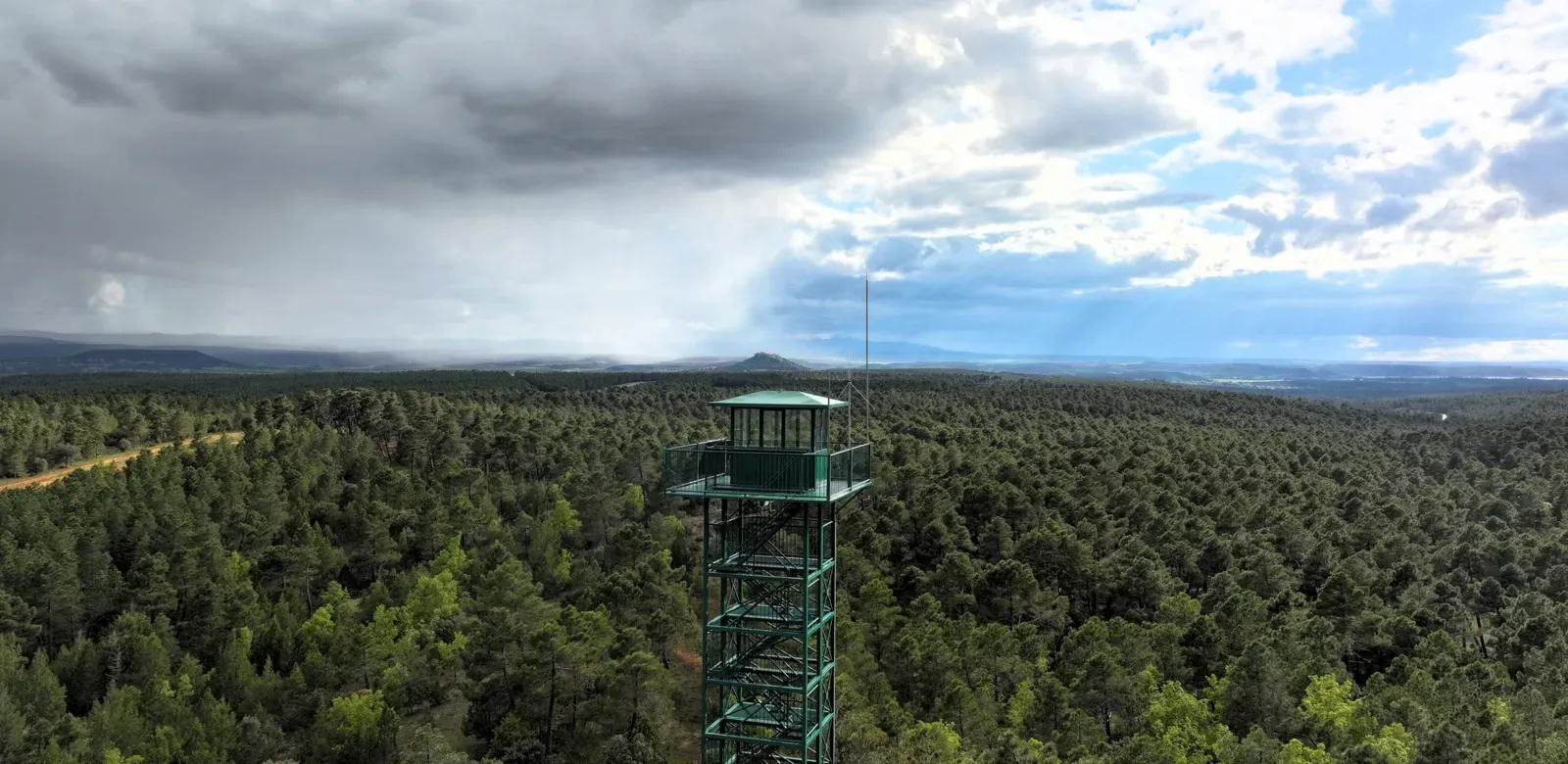 Torreta de vigilancia de incendios entre pinares de Soria