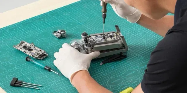 Técnico reparando la placa de un dron DJI en el taller