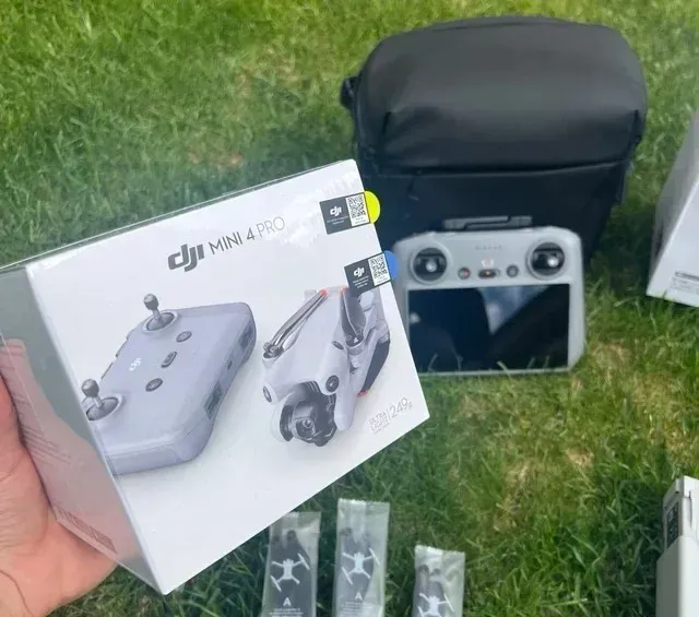 DJI Mini 4 Pro con su caja